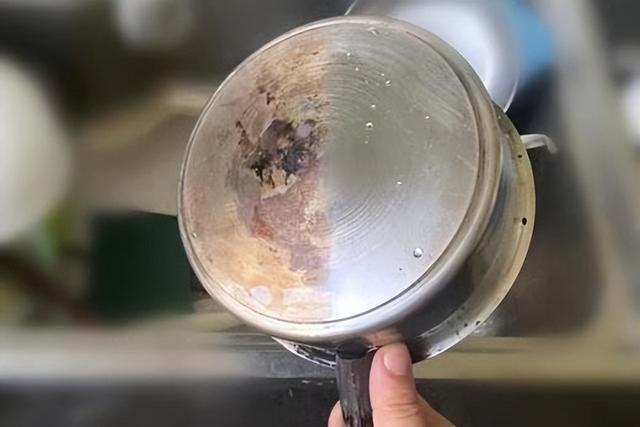 你还在为不锈钢锅具的发黑污渍而烦开云 开云体育官网恼吗？教你正确的清洁方法轻松去除污渍(图3)