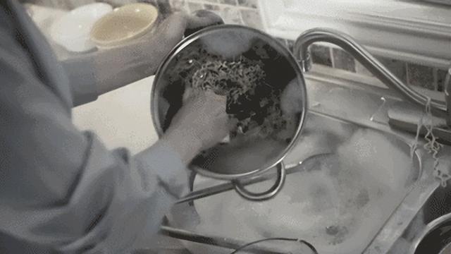 不锈钢锅里外都“厚黑皮”钢丝球开云 开云体育也刷不干净教你正确洗法干净又不伤锅(图2)