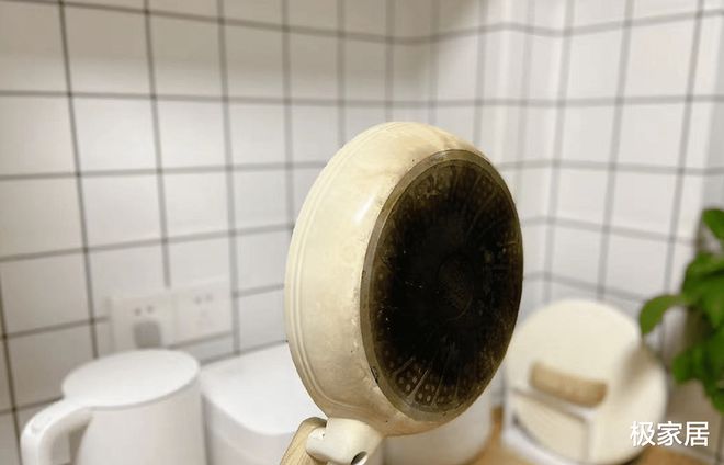 开云 开云体育不锈钢锅发黑、发黄怎么办？教你正确做法污垢哗哗往下掉(图2)