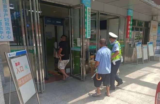 开云 开云体育官网痛心！重庆一女童用不锈钢筷子插入插座双手被严重电伤(图2)