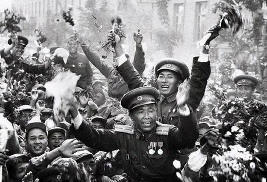 开云 开云体育1951年志愿军押送战俘却屡遭空袭黑人建议：收缴不锈钢镜子(图4)