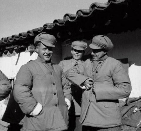 开云 开云体育1951年志愿军押送战俘却屡遭空袭黑人建议：收缴不锈钢镜子(图16)