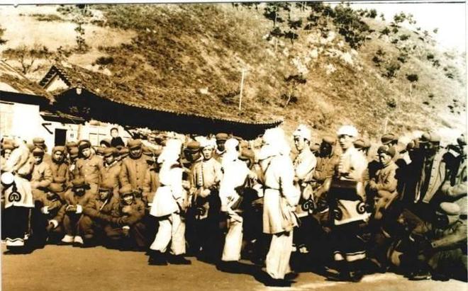 开云 开云体育1951年志愿军押送战俘却屡遭空袭黑人建议：收缴不锈钢镜子(图17)
