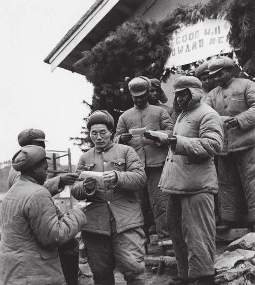 开云 开云体育1951年志愿军押送战俘却屡遭空袭黑人建议：收缴不锈钢镜子(图15)