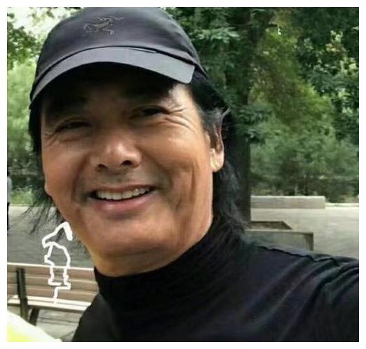 参观周润发在香港的家不住市开云 开云体育APP区而住乡间阳台护栏还是不锈钢的(图3)