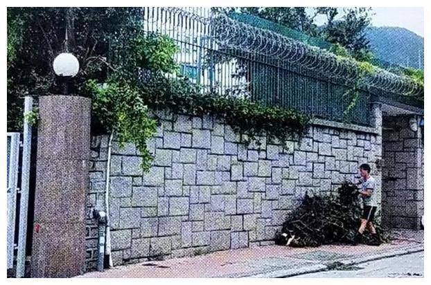 参观周润发在香港的家不住市开云 开云体育APP区而住乡间阳台护栏还是不锈钢的(图5)