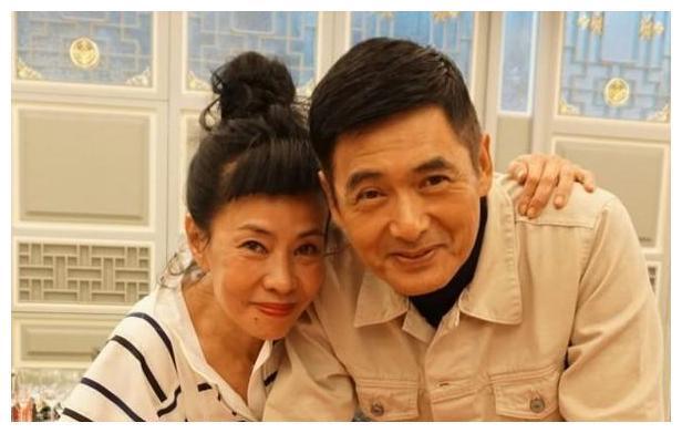 参观周润发在香港的家不住市开云 开云体育APP区而住乡间阳台护栏还是不锈钢的(图6)