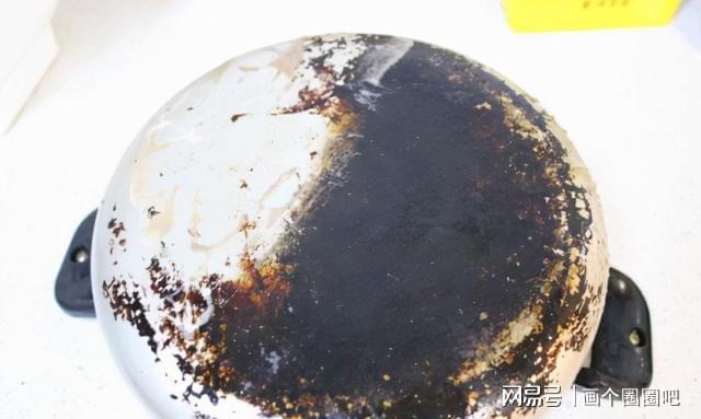 开云体育 kaiyun.com 官网入口不锈钢锅里外都是“脏”东西！教你正确做法轻松去除顽固污垢(图4)