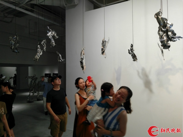 不锈钢板充气后竟开云 开云体育平台成少女的眼眸 杨冬白个展“玩”转雕塑(图2)