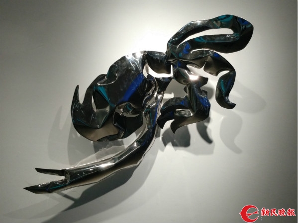 不锈钢板充气后竟开云 开云体育平台成少女的眼眸 杨冬白个展“玩”转雕塑(图3)