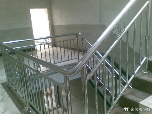 开云 开云体育官网楼梯扶手装不锈钢还是实木的？幸亏提前看到了要不被人骗惨了！(图3)