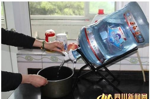 水箱腐开云 开云体育官网蚀率达100% 市民饮水如何应对？(图4)