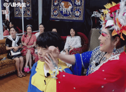 开云体育 开云平台谢娜领妻子团花6千块挨揍网友无情嘲笑明星们真人傻钱多？(图4)