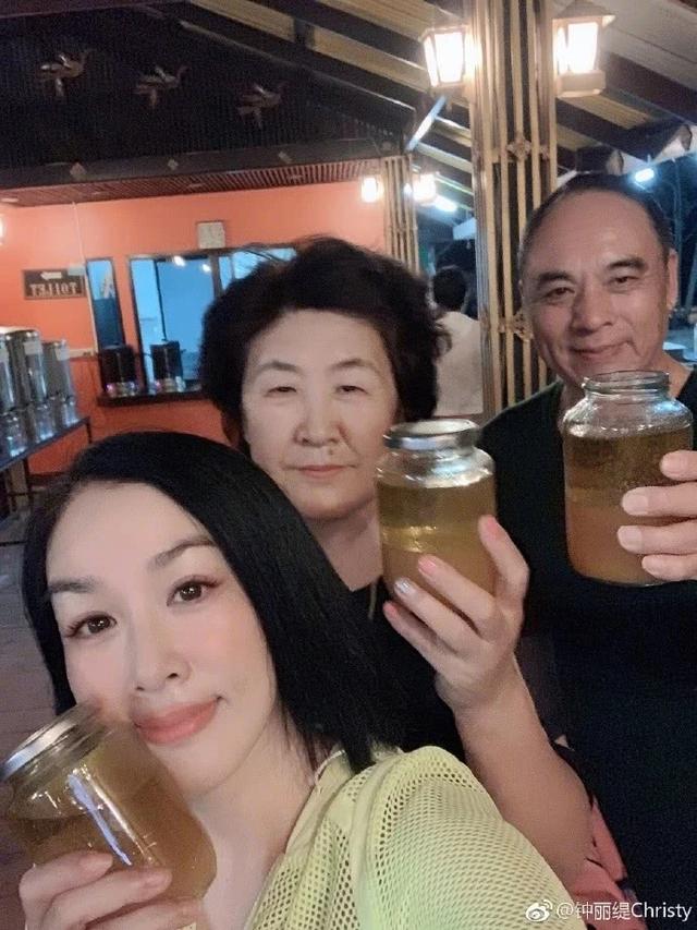 开云体育 开云平台谢娜领妻子团花6千块挨揍网友无情嘲笑明星们真人傻钱多？(图17)