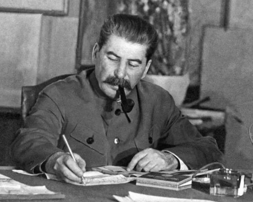 斯大林的20名替开云 开云体育平台身长得要像必须经专业训练就连声音也要模仿(图1) 斯大林的20名替开云 开云体育平台身长得要像必须经专业训练就连声音也要模仿(图1)