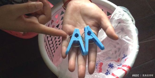 开云体育 开云平台垃圾袋别再花钱买了垃圾桶里放两个夹子一年家里可以省不少钱(图2)
