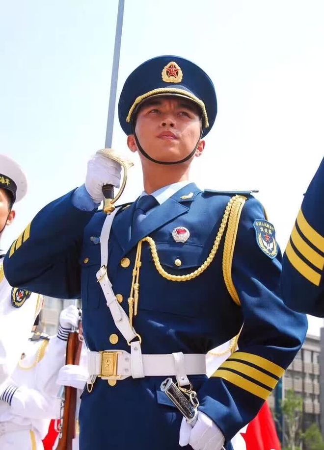 天下第一刀陆海空三军仪仗队指挥刀开云 开云体育官网(图1)