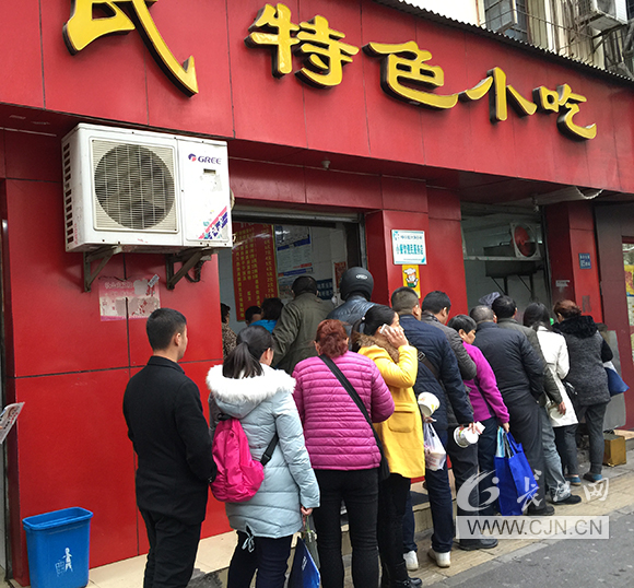 开云 开云体育官网“严氏烧麦”改用夹子拿 食药监管局：盼市民监督(图1)