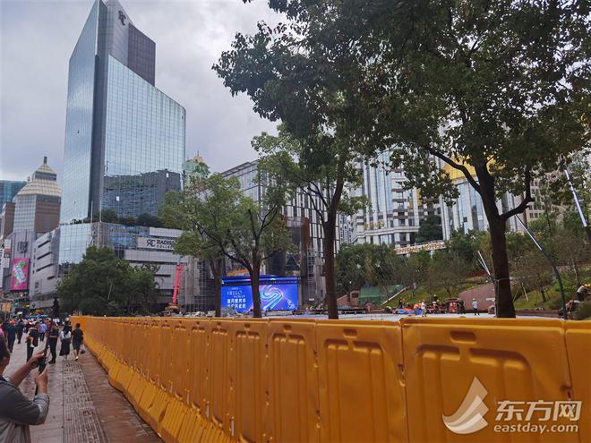 巨型不锈钢幕墙、珍珠贝母画卷、绿色山丘……南京路世纪广场国庆前全新开云体育 开云官网亮相(图1)