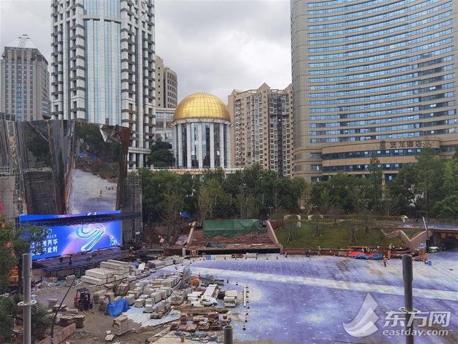 巨型不锈钢幕墙、珍珠贝母画卷、绿色山丘……南京路世纪广场国庆前全新开云体育 开云官网亮相(图5)