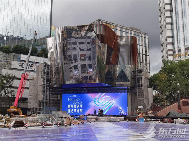 巨型不锈钢幕墙、珍珠贝母画卷、绿色山丘……南京路世纪广场国庆前全新开云体育 开云官网亮相(图3)