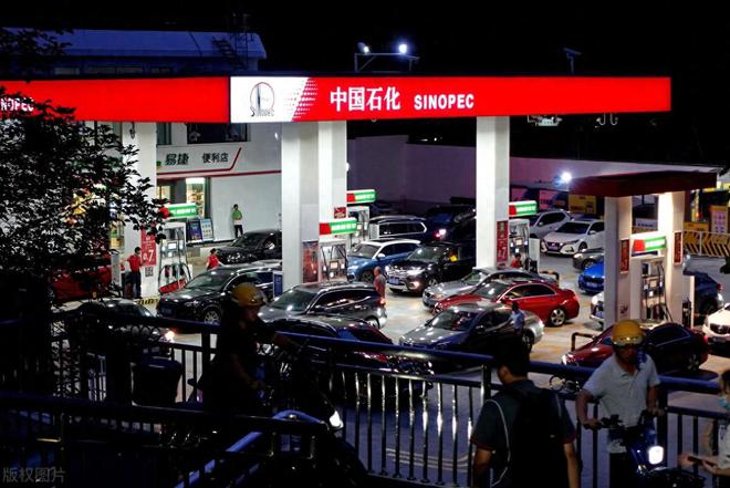 中石油中石化应该出来解释一下为什么不开云 开云体育平台允许车主用油桶购买汽油(图3)